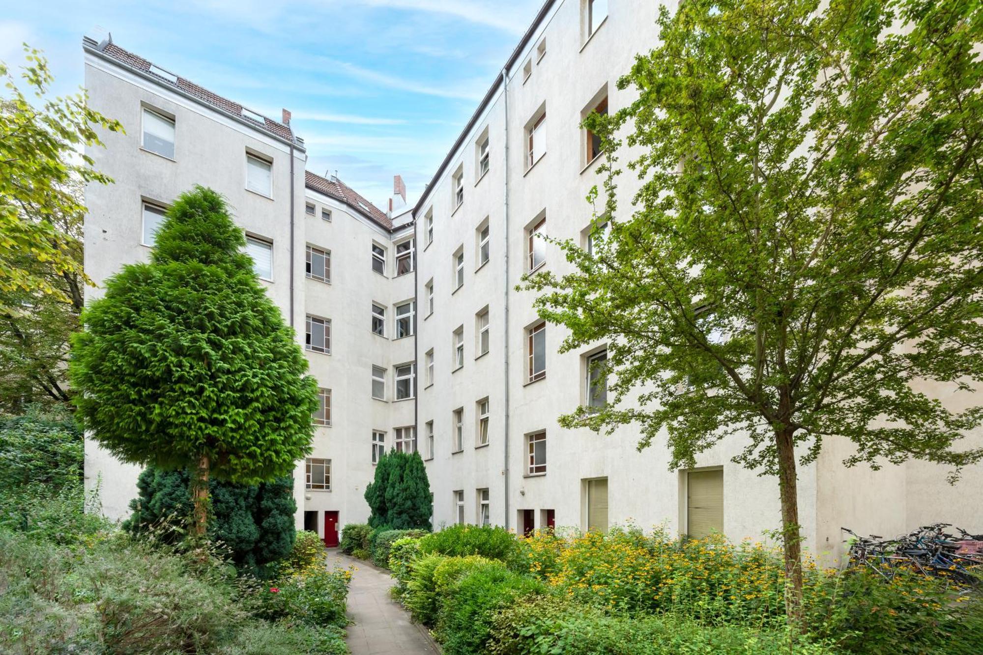 Thewilhelmshavener Group Apartment, Group & Family Friendly, 100M2, 2Br, 1 Living Room, Huge Table, Ideal For 4 - 6 Guests, Berlin